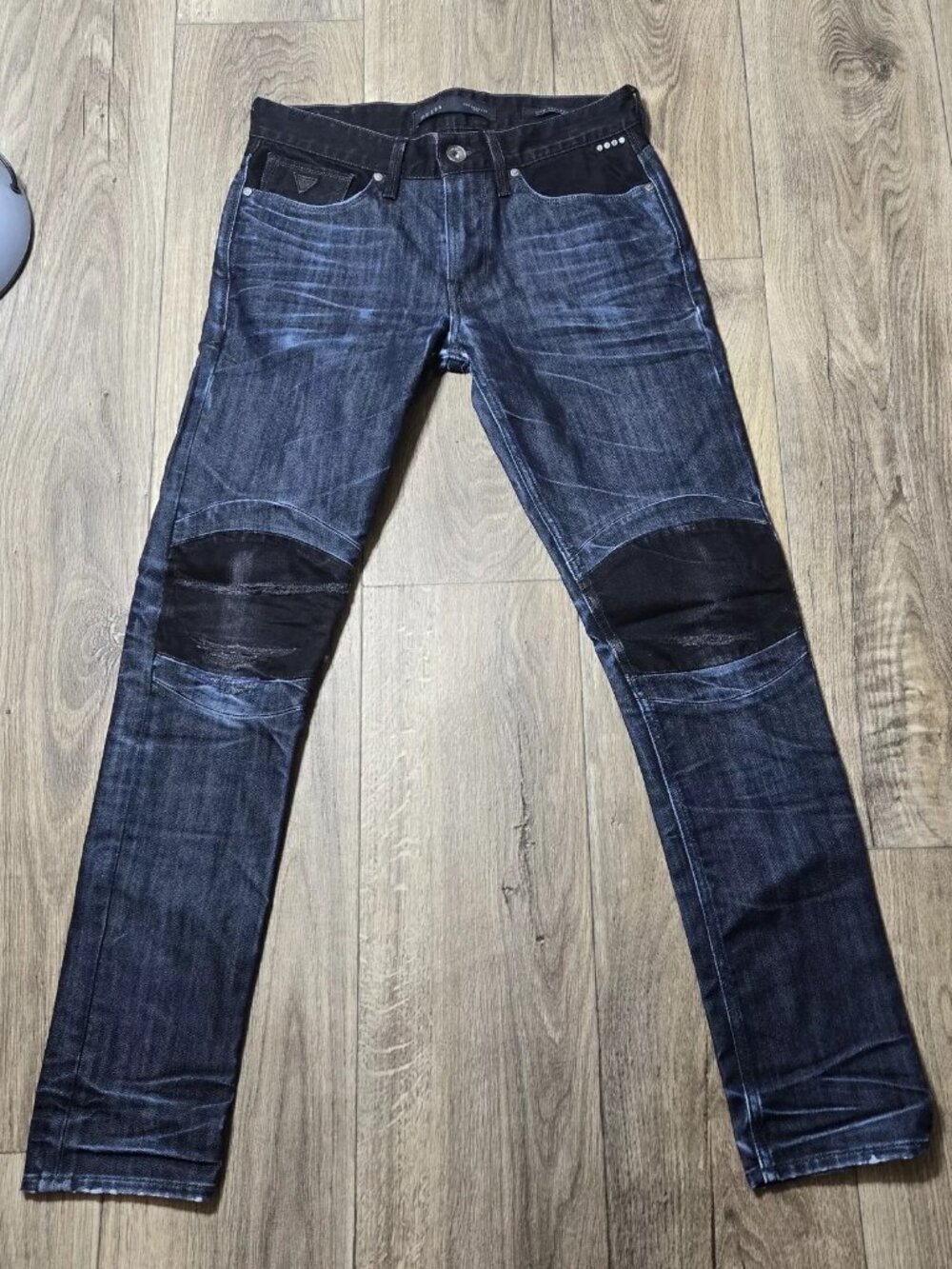 Guess "Black and Blue" concept, two-tone blue jeans